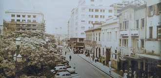 Vista Rua General Osório na década de 1950, à esquerda o Largo do Rosário, e a direita, o bar Giovanetti.