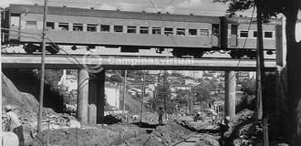 VVista de uma composição da Companhia Mogiana de Estradas de Ferro no viaduto sobre a Rua Paula Bueno, no Taquaral, embaixo os trilhos do Bonde