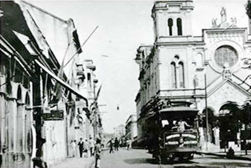 Bonde na Av. Campos Salles em 1928, ao lado a Igreja do Rosário.