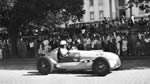 O piloto Raphael Gargiulo em seu Ford Adaptado na Av. Barão de Itaura no dia 04/06/1958, ao fundo o prédio do Instituto Agronômico.