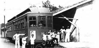 Bonde Combinado Brill 27-MCB-2 da CCTL & Força, o Bondão, na estação de Joaquim Egídio na década de 1920.