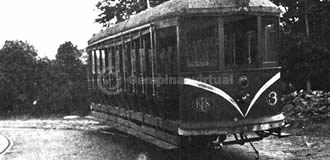 Um bonde do Ramal Férreo Campineiro. Foto tirada em 3 de junho de 1962; naquela época, essa linha de bonde estava sob controle da EF Sorocabana; observe seu símbolo na frente do bonde. A cópia desta foto é cortesia de Alex Elias Ibrahim, de São Paulo SP.